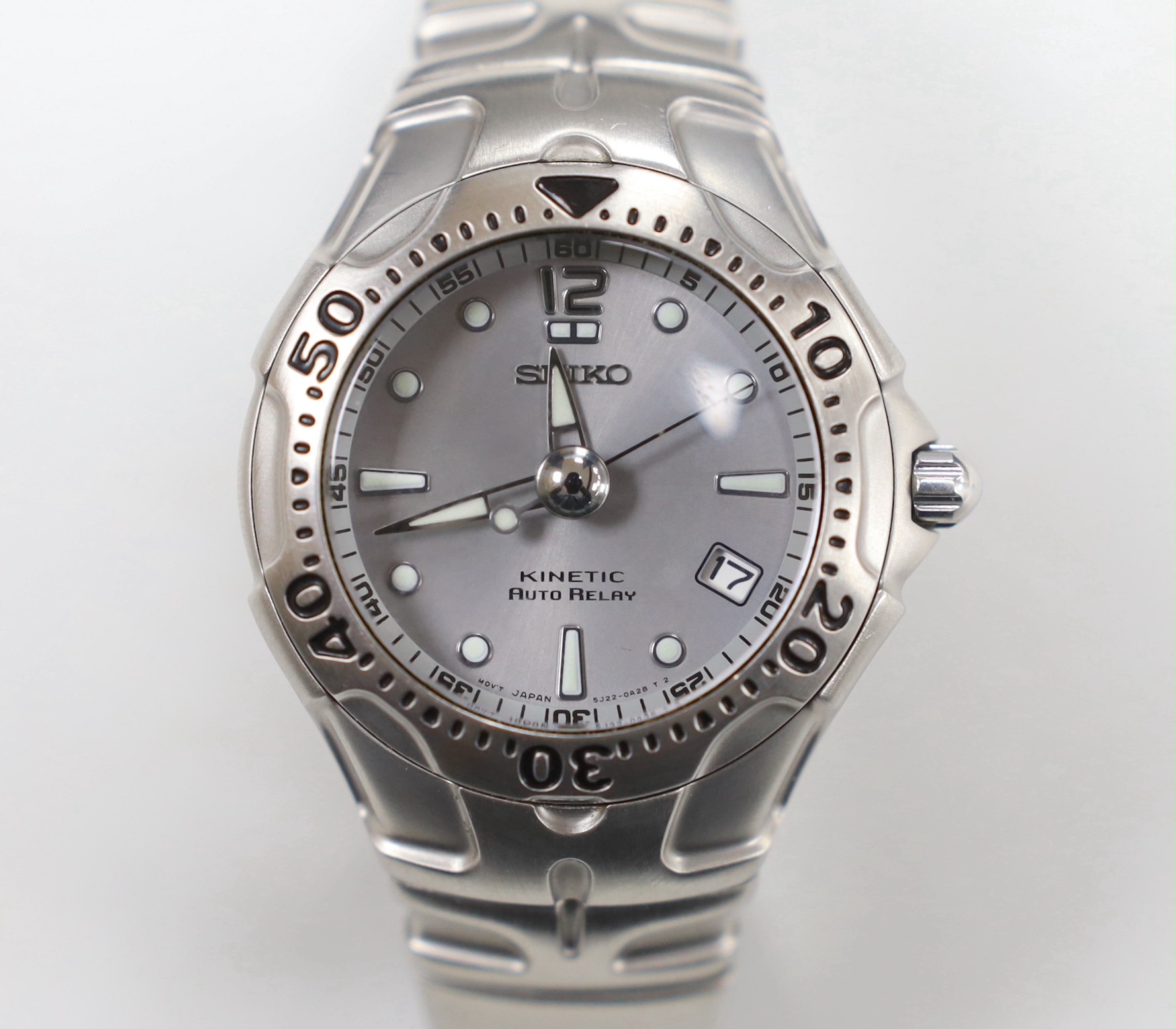 A gentleman's stainless steel Seiko Kinetic Auto Relay wrist watch, on a stainless steel Seiko bracelet, case diameter 40mm, no box or papers.